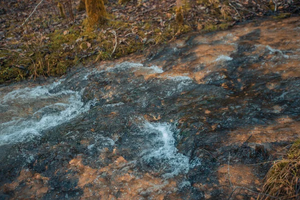 Kamenný Dolomitový Vodopád Silným Proudem Vody Tekoucí Dolů Nedaleko Les — Stock fotografie