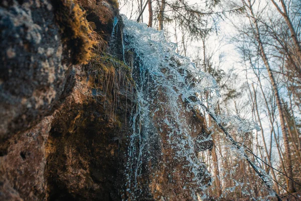 一种石质白云石瀑布 水流湍急 附近有一片森林 — 图库照片