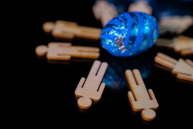 Siyah arka planda Paskalya yumurtaları. Renkli Paskalya yumurtaları