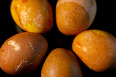 Siyah arka planda Paskalya yumurtaları. Renkli Paskalya yumurtaları