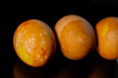 Siyah arka planda Paskalya yumurtaları. Renkli Paskalya yumurtaları