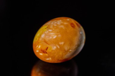 Siyah arka planda Paskalya yumurtaları. Renkli Paskalya yumurtaları