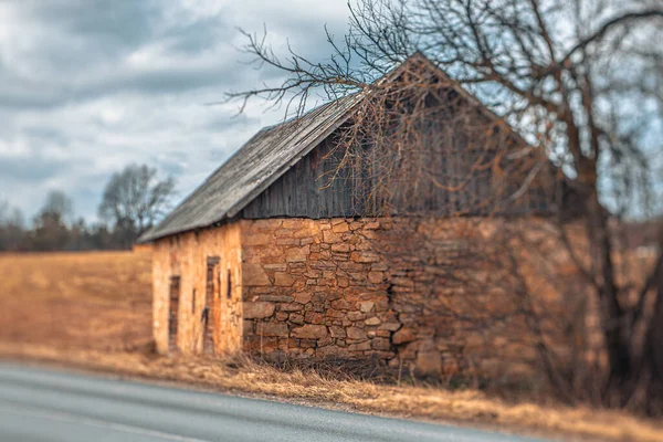 乡村住宅的白云石墙和木制屋顶 它坐落在一条乡间道路上 — 图库照片