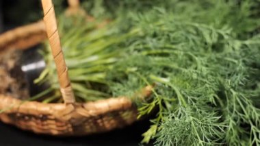 Masada, hasır bir sepetin içinde, dereotu bir tencerede dönüyor..