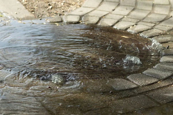 排水井让水通过 井中的漏水 — 图库照片