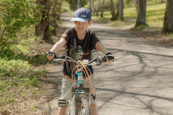 Yaz sezonunun açılışı, bisikletli bir çocuk. Spor aktivitesi.