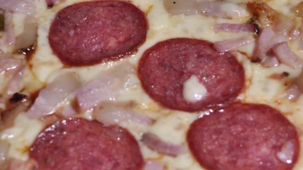 Salami Pizzą Szynka Serem Świeżo Upieczona Pizza Szynką Salami Serem — Wideo stockowe