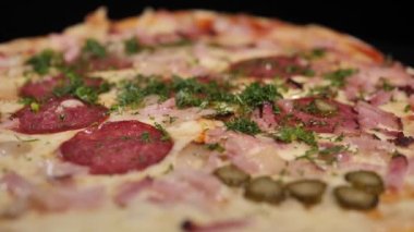 Pizzaya dereotu serpin. Peynirli ve otlu pizza salamı. Peynirli taze pişmiş salamlı pizza. Çok güzel dönüyor. Video klipleri.