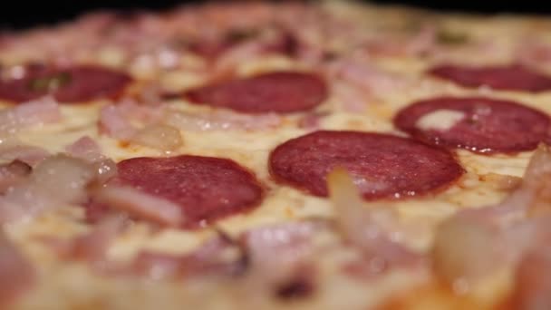Salami Pizzą Szynka Serem Świeżo Upieczona Pizza Szynką Salami Serem — Wideo stockowe