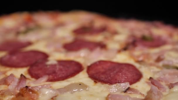 意大利面 火腿和奶酪 新鲜烤的腊肠火腿披萨加奶酪 纺得漂亮极了视频剪辑 比萨面带微笑 — 图库视频影像
