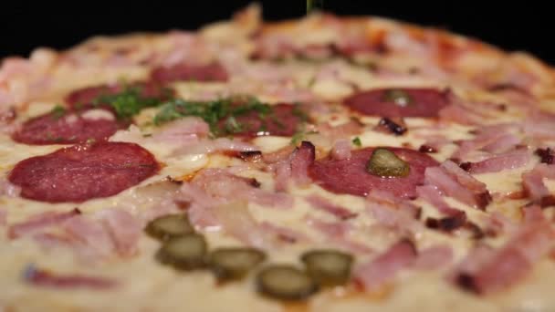 Посыпать Укроп Пиццу Пицца Салями Сыром Травами Свежеиспечённая Пицца Сыром — стоковое видео