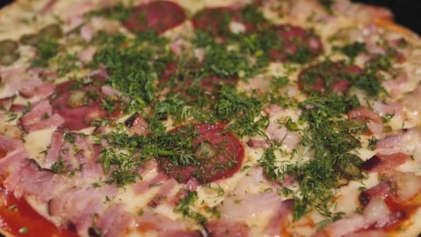 Σαλάμι Πίτσα Τυρί Και Βότανα Άνηθος Φρεσκοψημένη Πίτσα Σαλάμι Τυρί — Αρχείο Βίντεο
