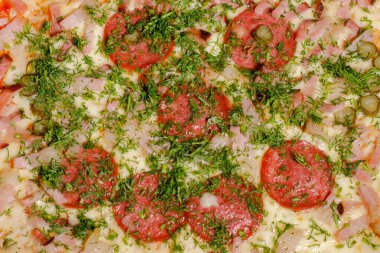 Pizza salamı, jambon, peynir ve otlar, dereotu. Peynirli taze salamlı pizza..