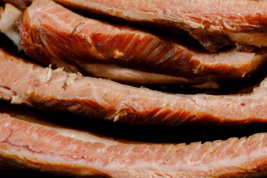 Siyah arka planda tütsülenmiş pirzola.