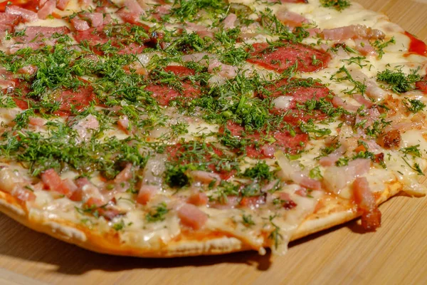 Salami Pizza Jamón Queso Hierbas Eneldo Pizza Salami Recién Horneada — Foto de Stock