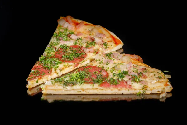 Salami Pizzą Szynka Ser Zioła Koper Świeżo Upieczona Pizza Salami — Zdjęcie stockowe
