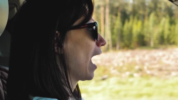 Kobieta Boi Się Podczas Jazdy Krzyczy Kiedy Otwiera Usta — Wideo stockowe