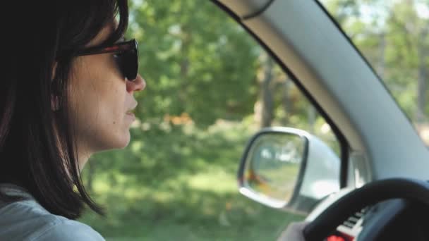 Uma Mulher Dirige Carro Olha Para Estrada — Vídeo de Stock