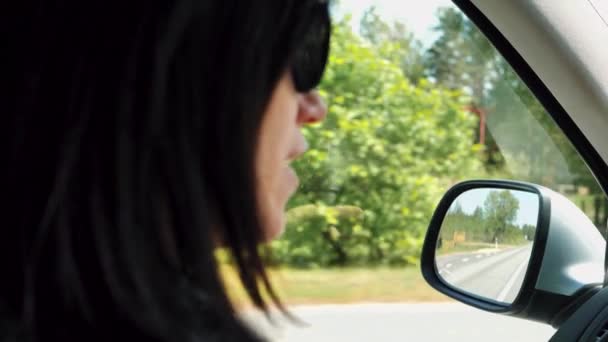 Eine Frau Fährt Auto Und Schaut Den Spiegel Während Sie — Stockvideo