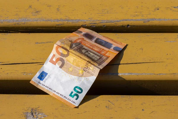 Ευρώ Χαμένα Ένα Παγκάκι Έξω Από Πάρκο — Φωτογραφία Αρχείου