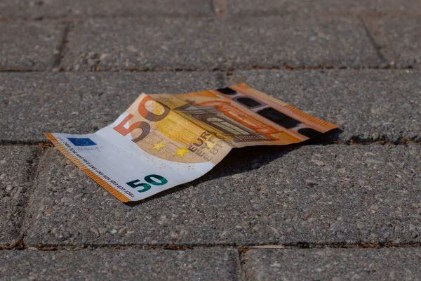 Euro Wurden Auf Dem Gehweg Park Gefunden lizenzfreie Stockbilder