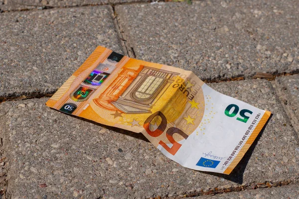 Euro Wurden Auf Dem Gehweg Park Gefunden lizenzfreie Stockfotos