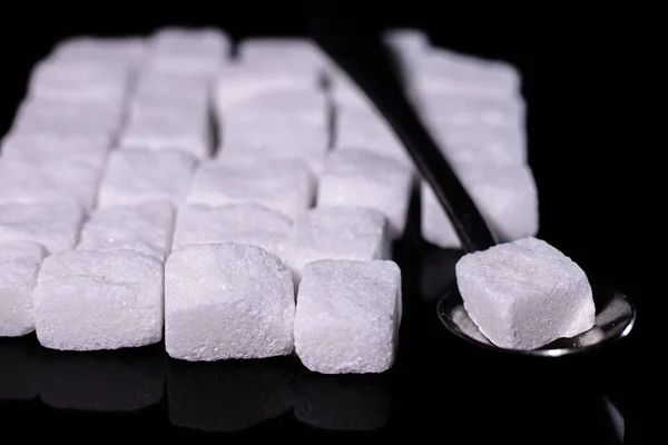 Kwadraty Kostek Cukru Czarnym Tle Cukrzyca Choroba Cukru — Zdjęcie stockowe