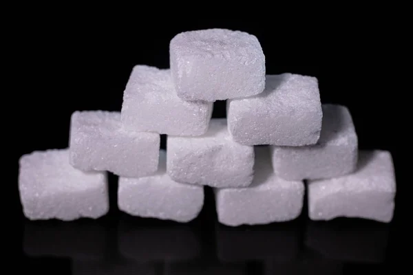 Kwadraty Kostek Cukru Czarnym Tle Cukrzyca Choroba Cukru — Zdjęcie stockowe