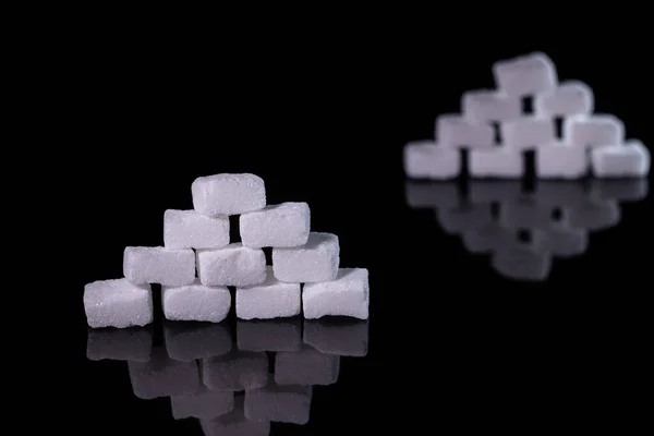 黑色背景上的方块糖 糖尿病 糖类疾病 — 图库照片