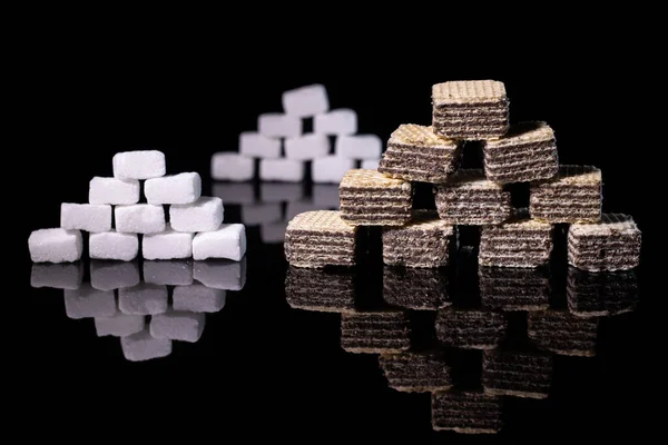 Kwadratowe Kostki Cukru Kwadraty Płytek Czarnym Tle Cukrzyca Choroba Cukru — Zdjęcie stockowe