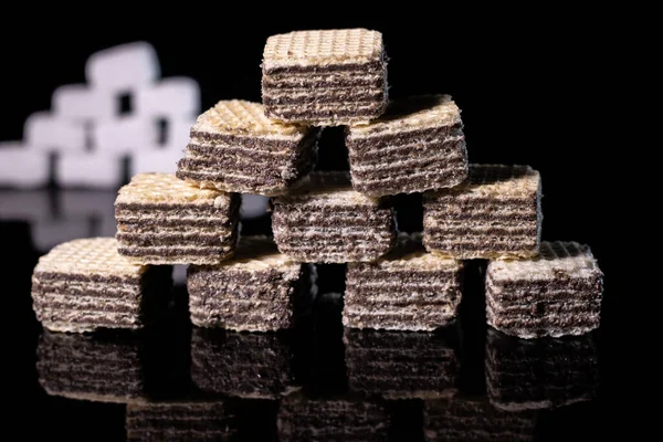 糖方块黑色背景上的几十个晶片 糖尿病 糖类疾病 — 图库照片