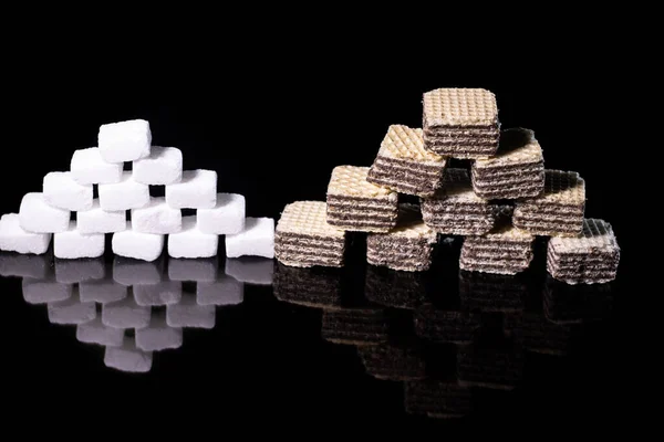 Zuckerwürfelquadrate Quadrate Von Waffelstücken Auf Schwarzem Hintergrund Diabetes Zuckerkrankheit — Stockfoto