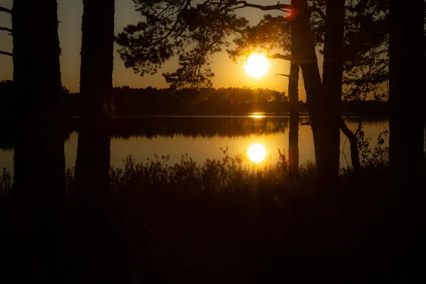 Soleil Couchant Reflète Dans Eau Lac Deux Soleils Dans Lac — Photo