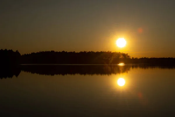 Soleil Couchant Reflète Dans Eau Lac Deux Soleils Dans Lac — Photo