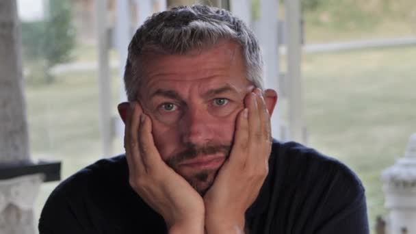 Hombre Enojado Con Las Manos Cara Depresión Enfoque Selectivo Suave — Vídeo de stock