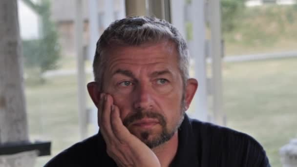Чоловік Виглядає Розлюченим Руками Обличчі Депресія Який Вибірковий Фокус — стокове відео