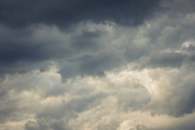 Yağmurlu bulutlar yağmura kadar karardı. Yumuşak seçici odak.