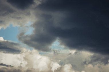 Yağmurlu bulutlar yağmura kadar karardı. Yumuşak seçici odak.