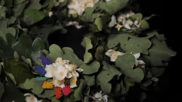 Εορταστικό Στεφάνι Από Γιασεμί Βελανιδιά Και Δεντρολίβανο Σιλουέτα Χρώματα Ουράνιο — Αρχείο Βίντεο
