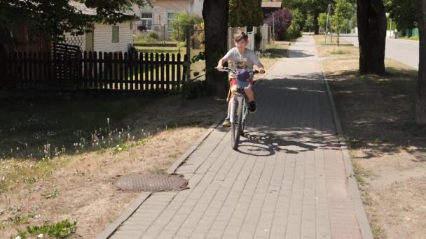 Enfant Fait Vélo Sur Une Route Pavée Heure Été — Video