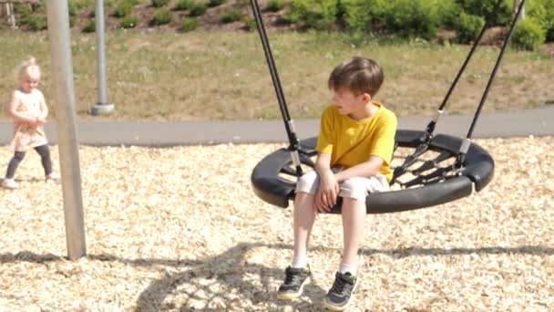 Der Junge Schaukelt Auf Dem Spielplatz Einer Weidenschaukel Sie Schlafen — Stockvideo