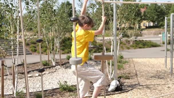 Fiú Felmászik Kötélhágcsóra Játszótéren Lóg Kötélen Leugrik Kötélről Nyári Szórakozás — Stock videók