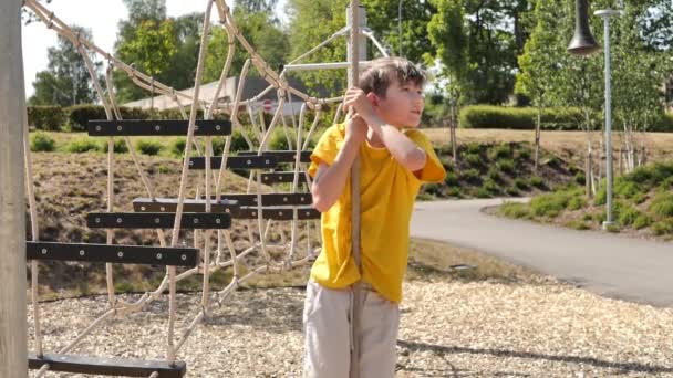Pojken Klättrar Rep Stegen Lekplatsen Hänger Repet Och Hoppar Från — Stockvideo