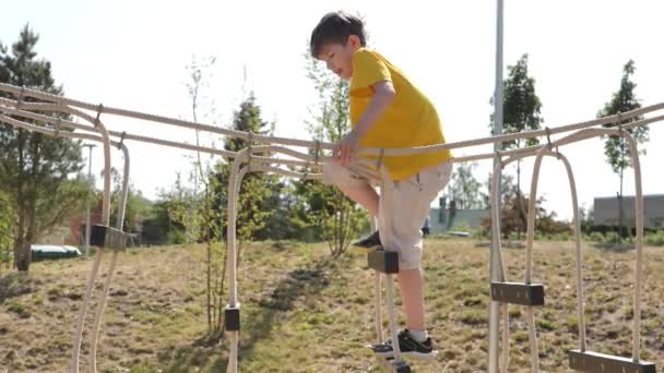 Хлопчик Піднімається Мотузці Дитячому Майданчику Висить Мотузці Стрибає Мотузки Літні — стокове відео