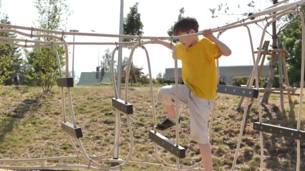 Хлопчик Піднімається Мотузці Дитячому Майданчику Висить Мотузці Стрибає Мотузки Літні — стокове відео
