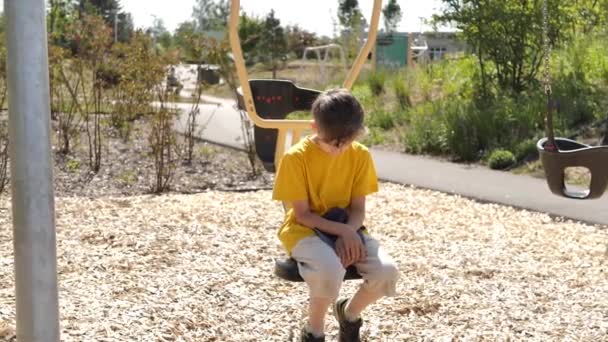 Egy Fiú Hintázik Egy Játszótéren Meleg Nyári Időben Videókat Puha — Stock videók
