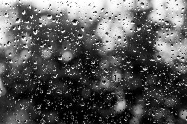 Pencerede yağmur damlaları. Yağmurlu bir hava. Yumuşak seçici odak.