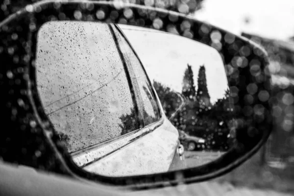 유리에 빗방울달린 자동차 비오는 부드러운 선택적 — 스톡 사진