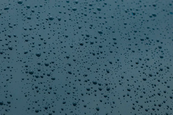 빗방울이 비오는 부드럽고 선택적 인위적으로 사진을 그을린 — 스톡 사진