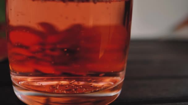 Cocktail Été Pétillant Par Temps Chaud Sur Une Table Avec — Video